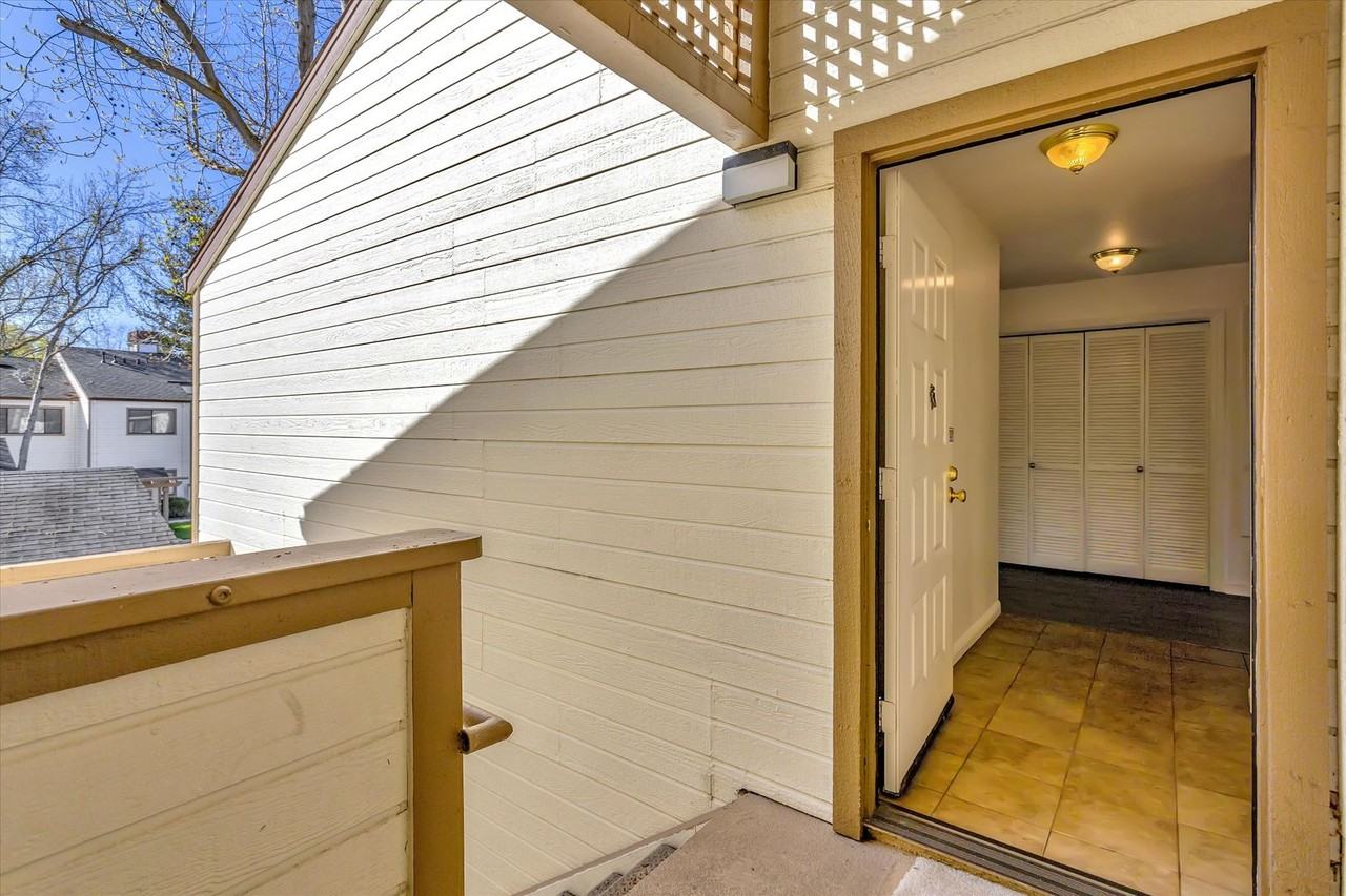 1389 Meadow Ridge Cir - Photo 3 of 39