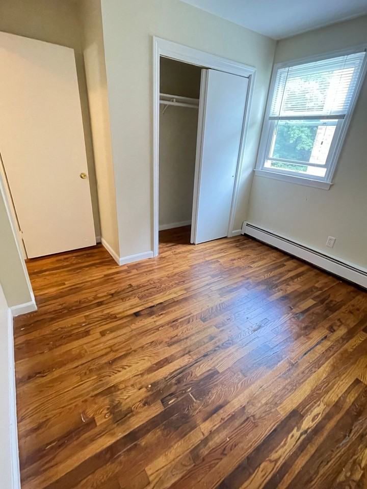 HEAT & HOT WATER INCLUDED - Photo 5 of 16