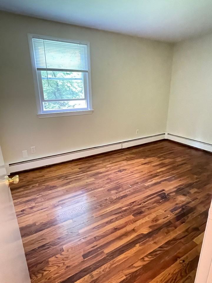 HEAT & HOT WATER INCLUDED - Photo 6 of 16