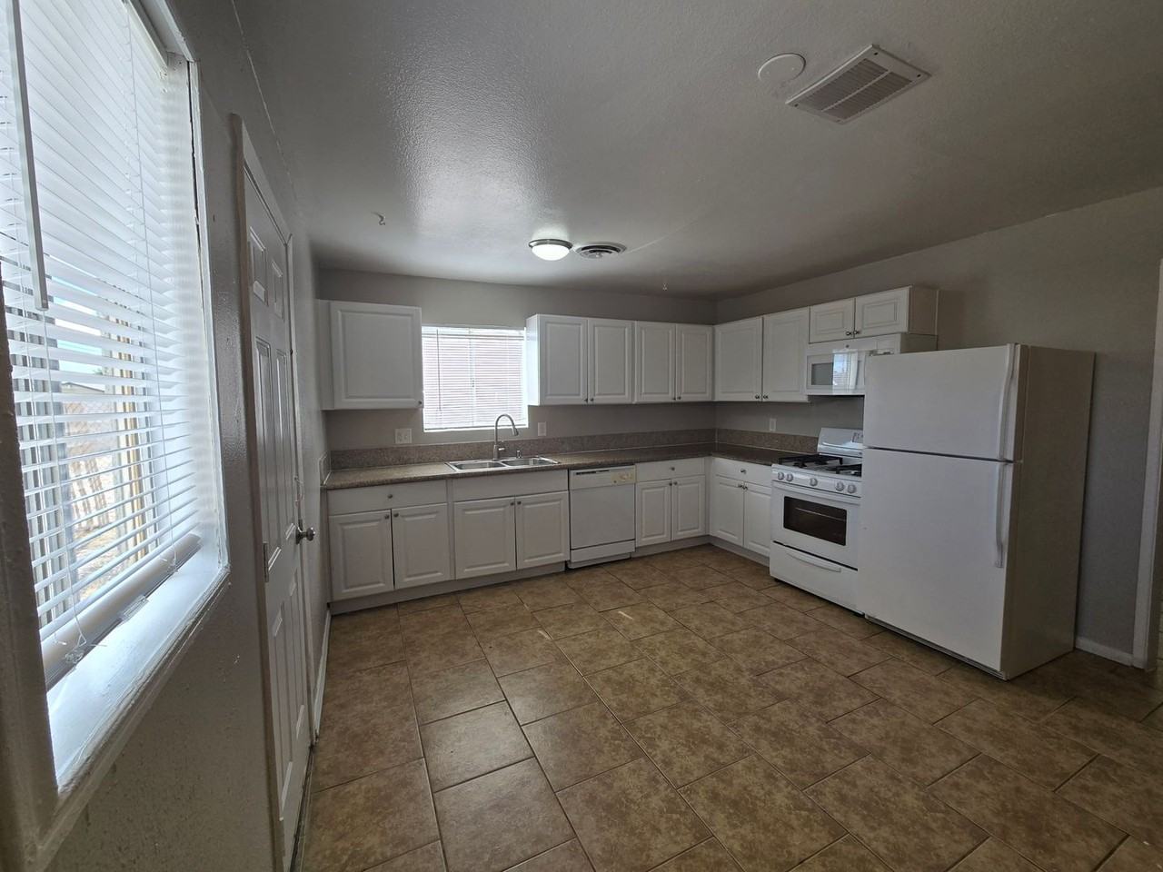 3904 Nixson Dr - Photo 5 of 24