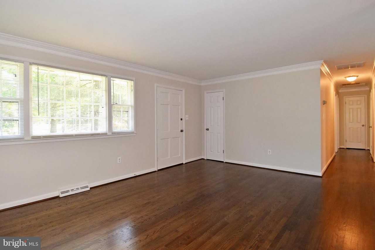 8800 Mcnair Dr - Photo 3 of 20