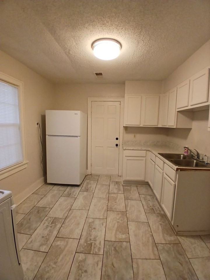 3088 Manhattan Ave #HW - Photo 4 of 9