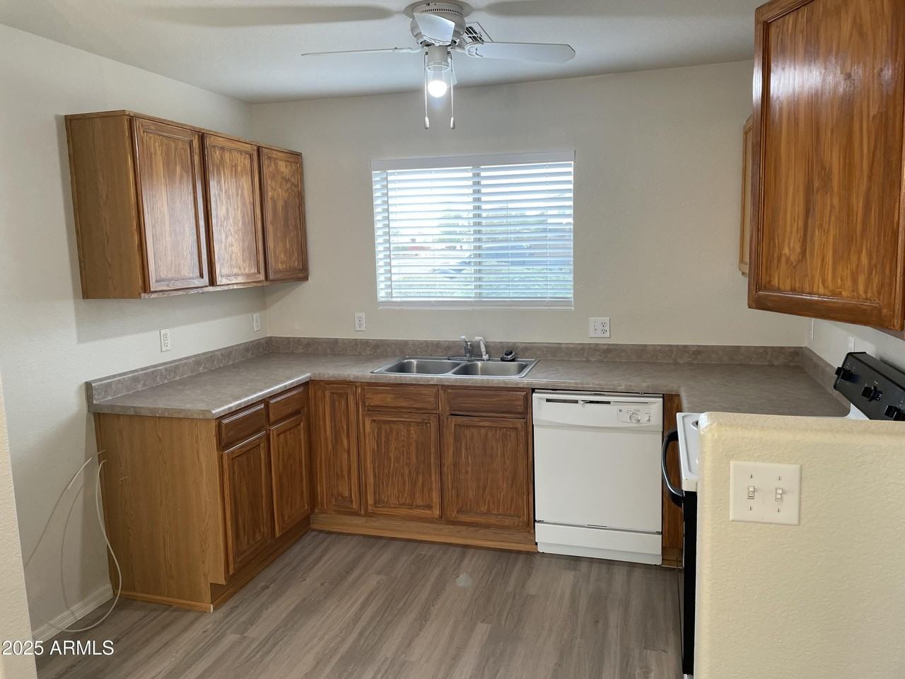 16117 W Monroe St - Photo 5 of 15