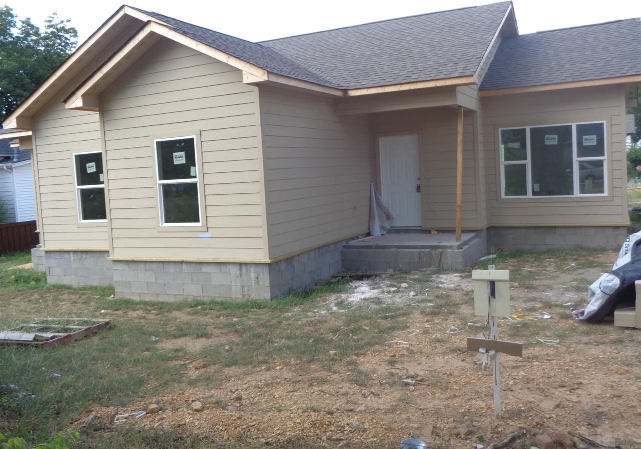 1202 W 11th St - Photo 2 of 6