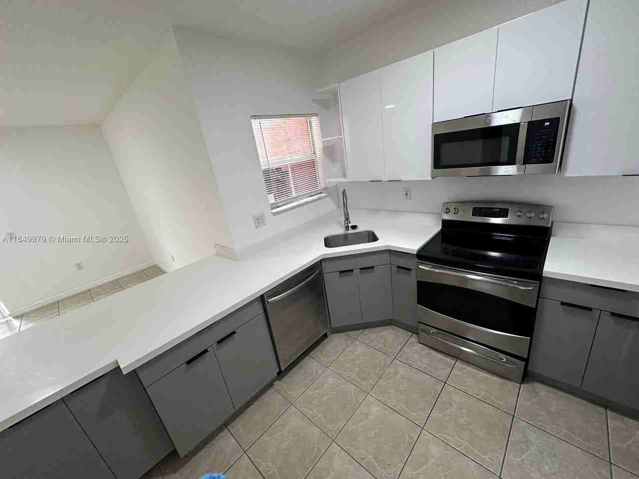 820 Southwest 6th Court - Photo 3 of 23