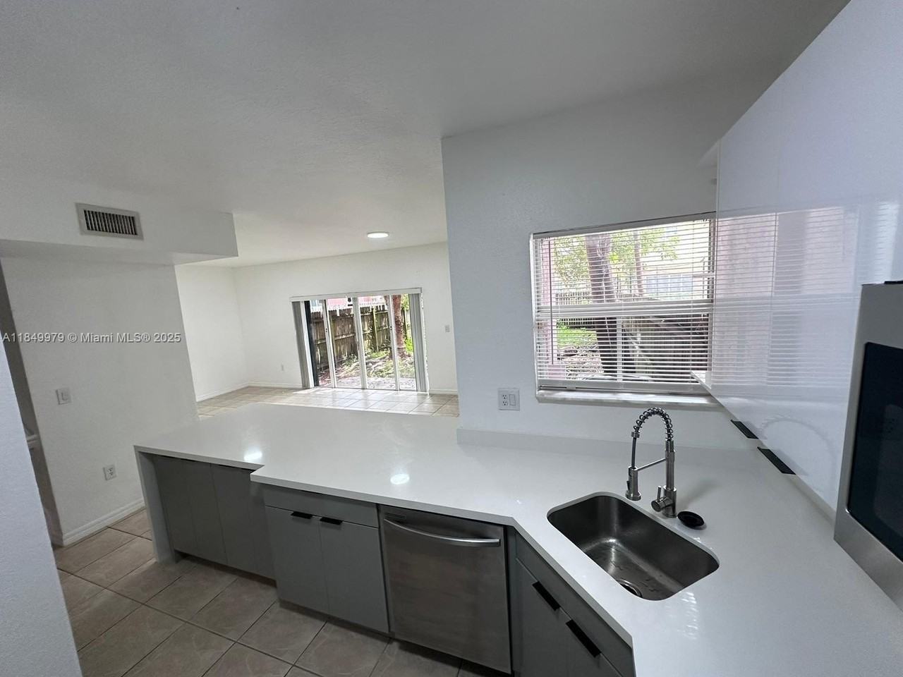 820 Southwest 6th Court - Photo 4 of 23