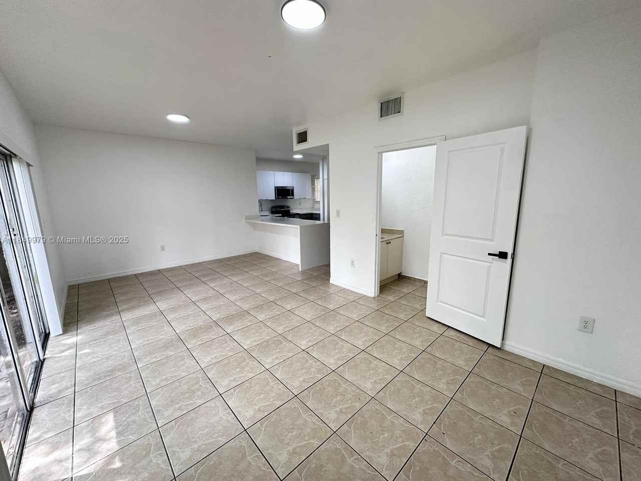 820 Southwest 6th Court - Photo 6 of 23