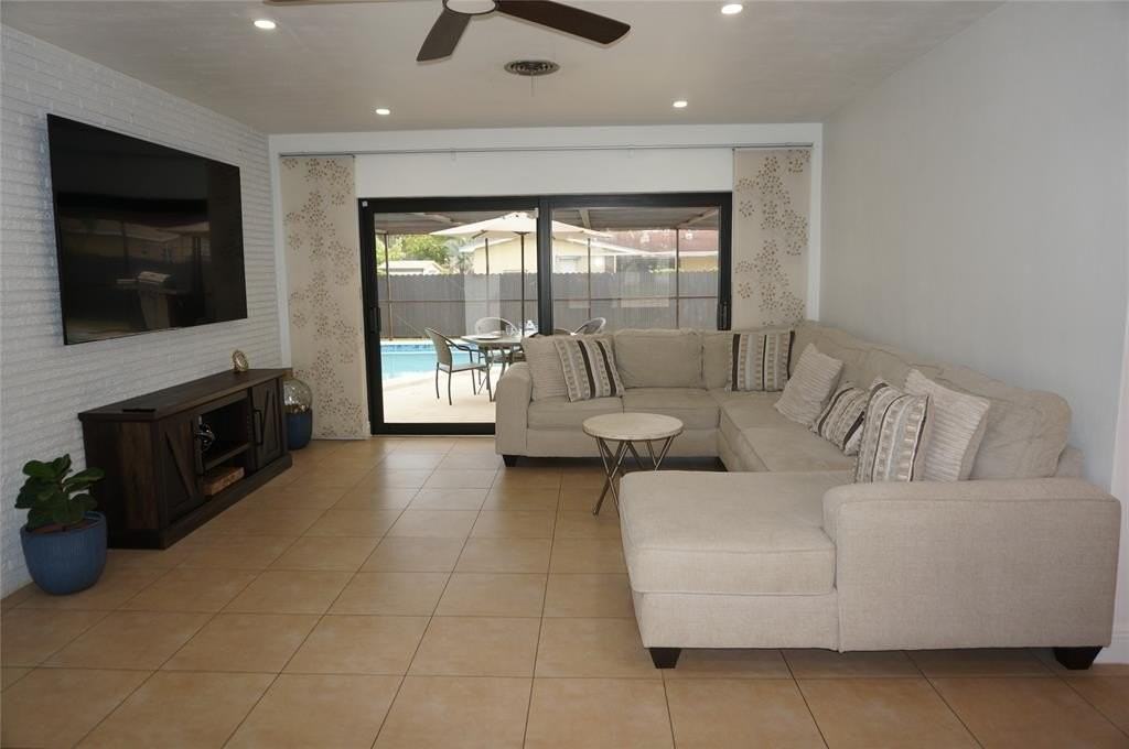 9220 Sw 56th St - Photo 2 of 11