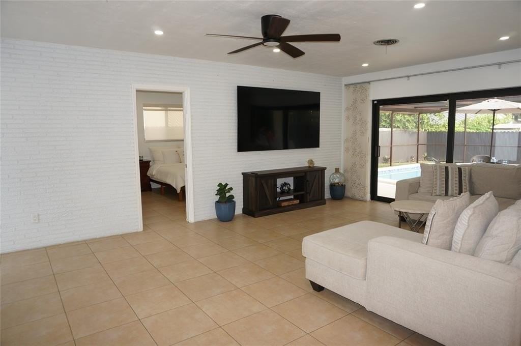 9220 Sw 56th St - Photo 3 of 11