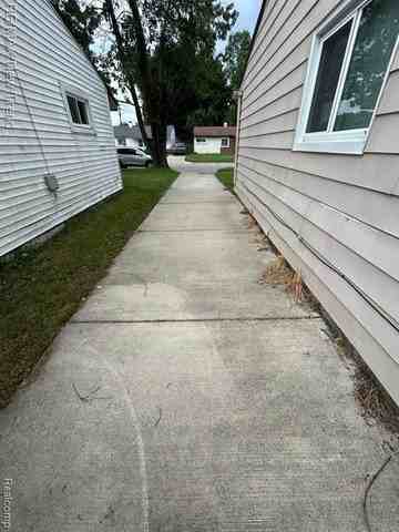 21910 Dante St - Photo 5 of 38