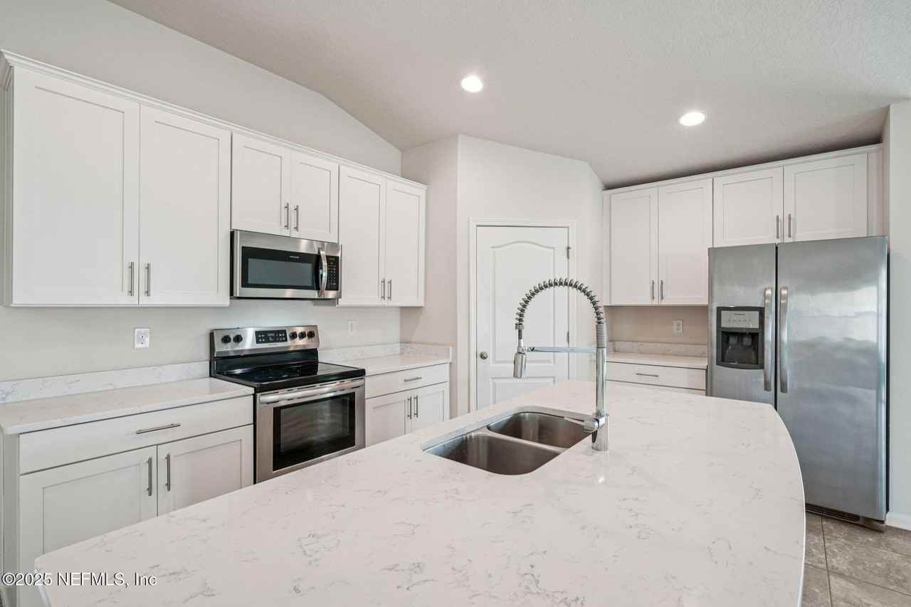 633 Seville Pkwy - Photo 7 of 36