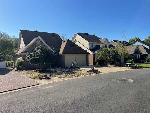 810 Fairway Lakes Dr