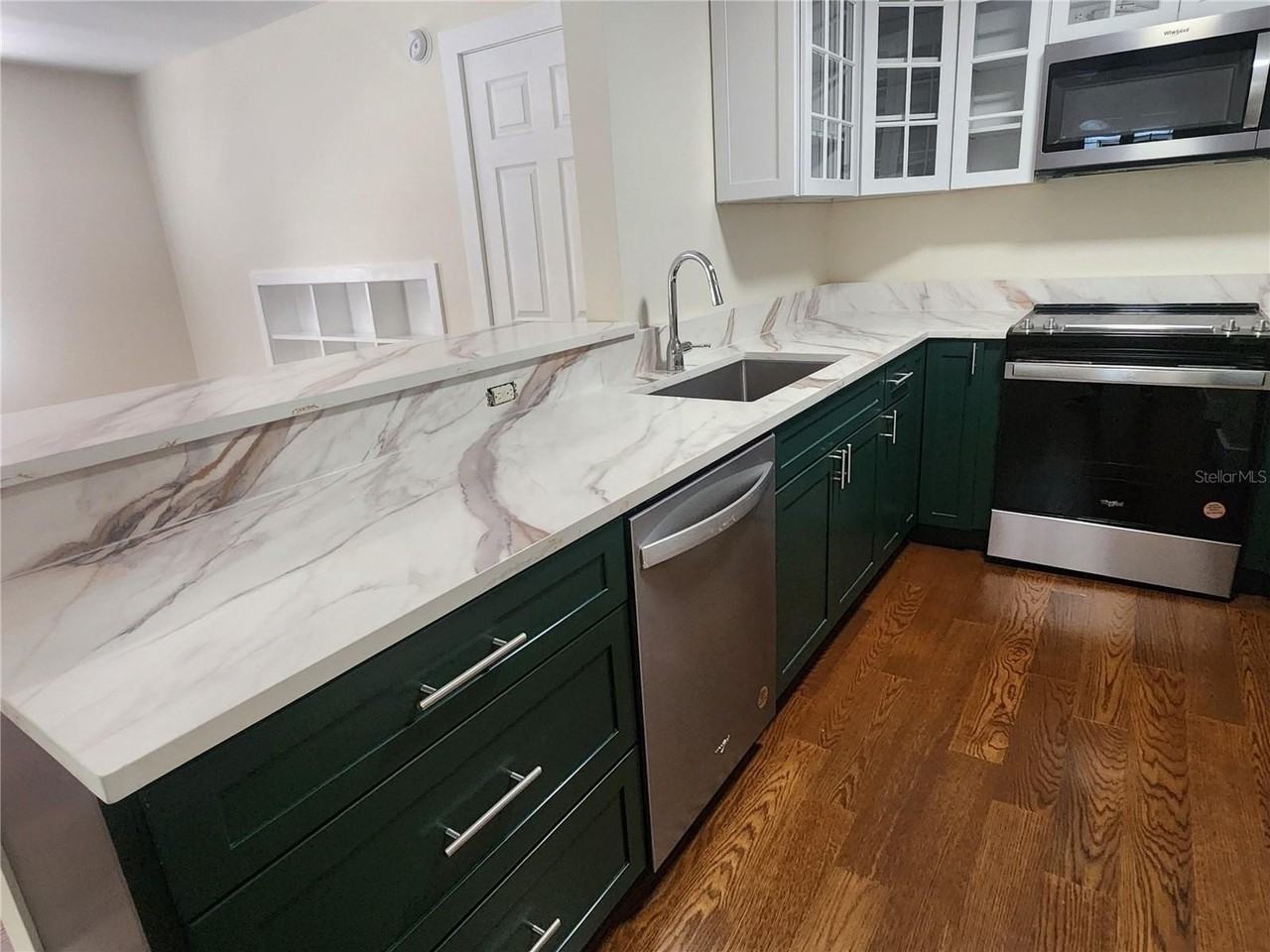 565 Golden Gate Pt #1 - Photo 7 of 19