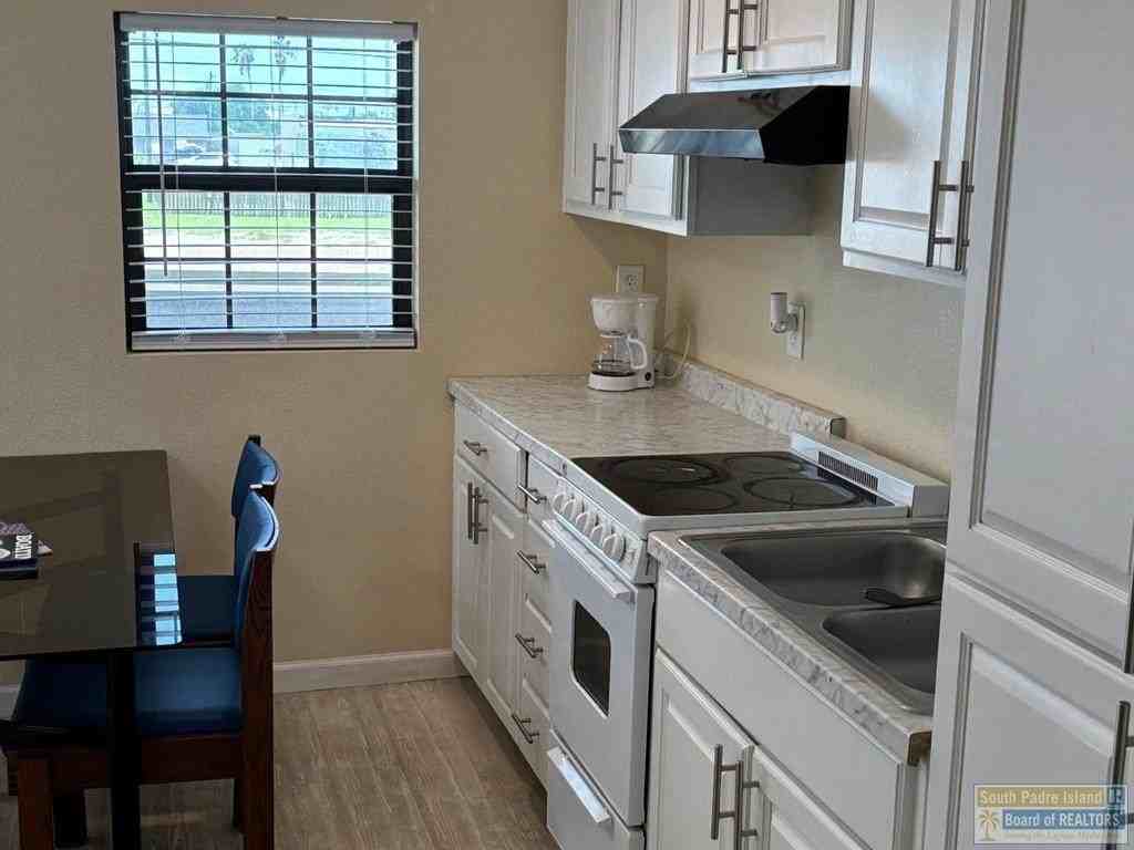 310 W Houston St - Photo 4 of 8