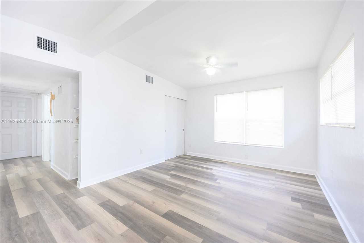 290 Nw 29th Ave - Photo 3 of 8