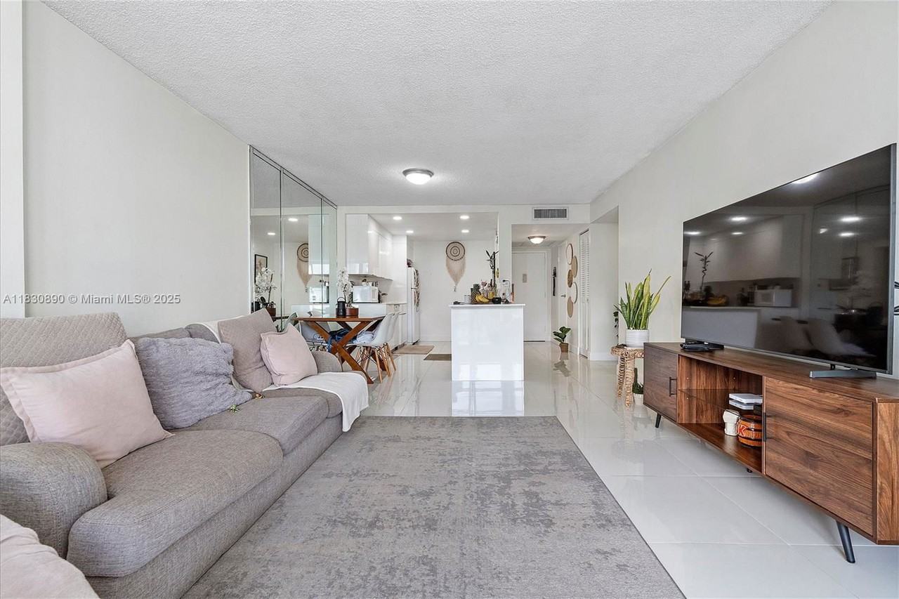 800 Parkview Dr #616 - Photo 2 of 8