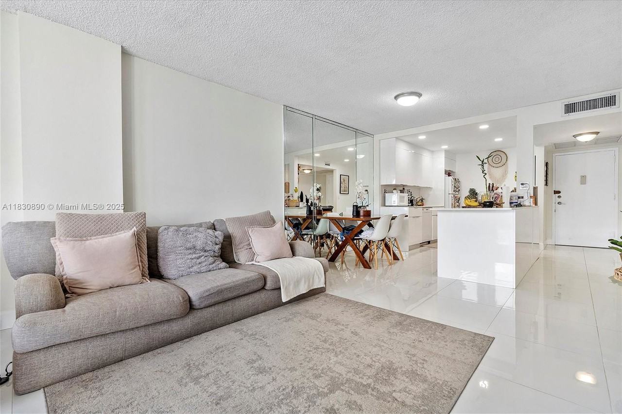 800 Parkview Dr #616 - Photo 3 of 8