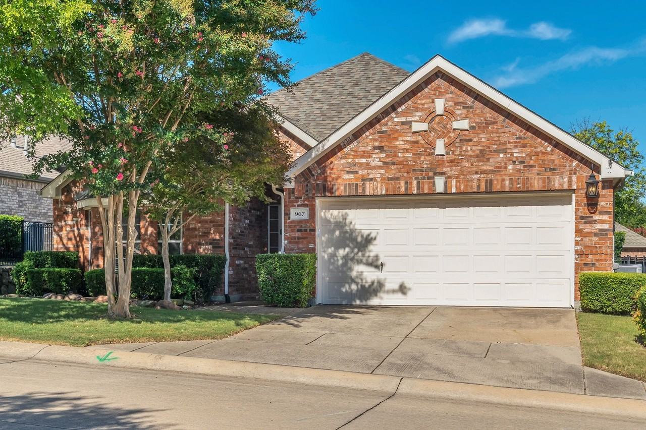 967 Winged Foot Dr - Photo 3 of 31