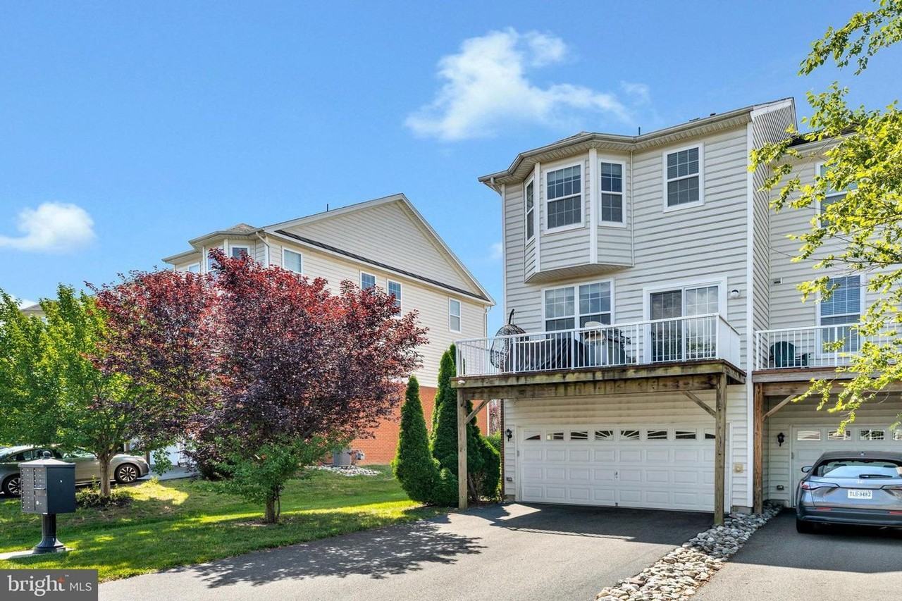 23073 Weybridge Sq - Photo 2 of 26