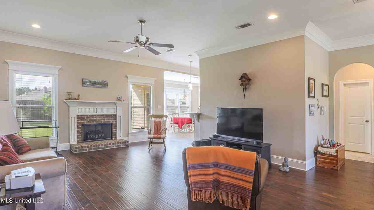 2939 Cypress Creek Dr - Photo 3 of 26