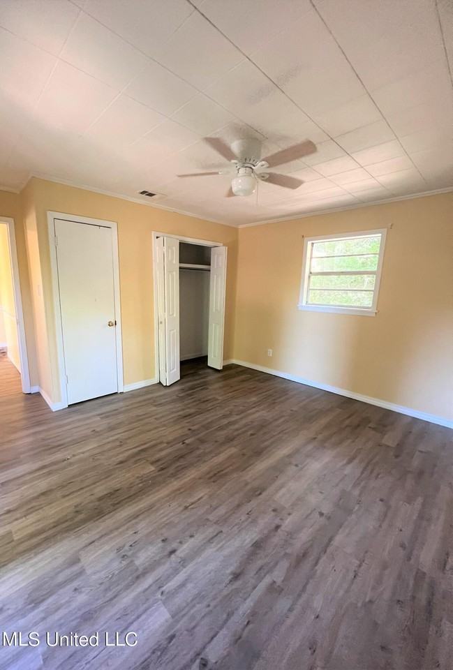 902 College Ave W - Photo 2 of 11