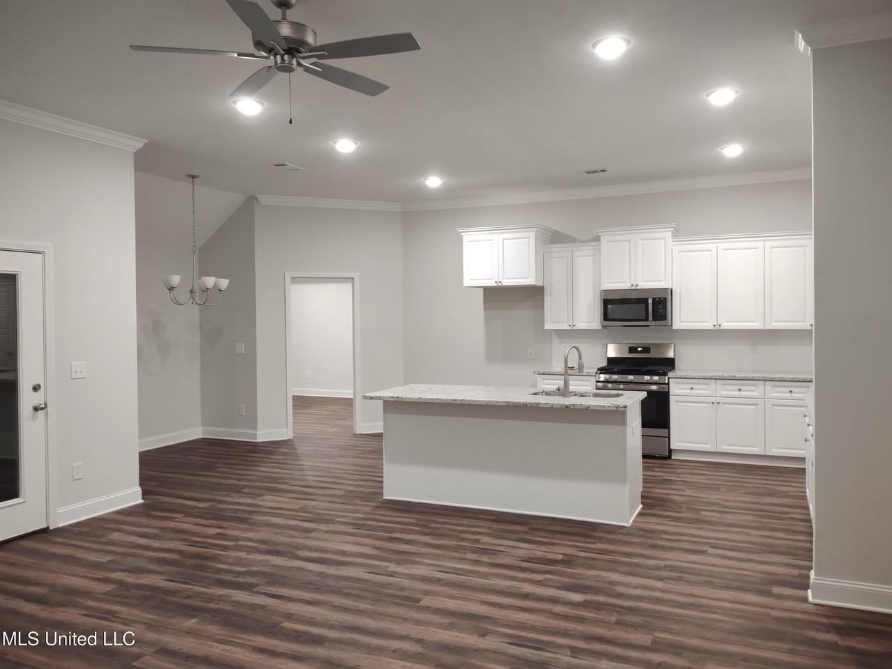 619 Westfield Dr - Photo 2 of 15