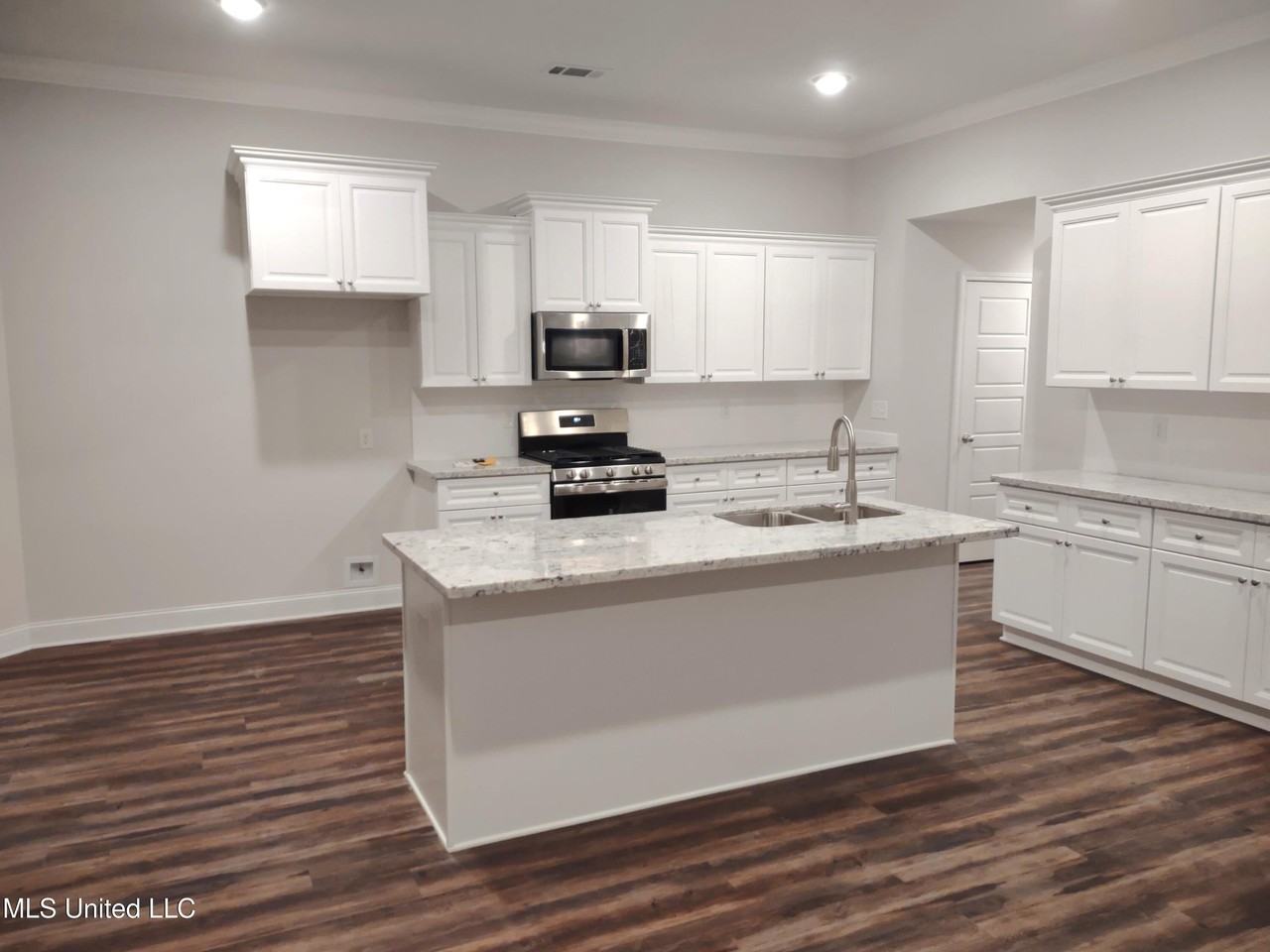 619 Westfield Dr - Photo 3 of 15