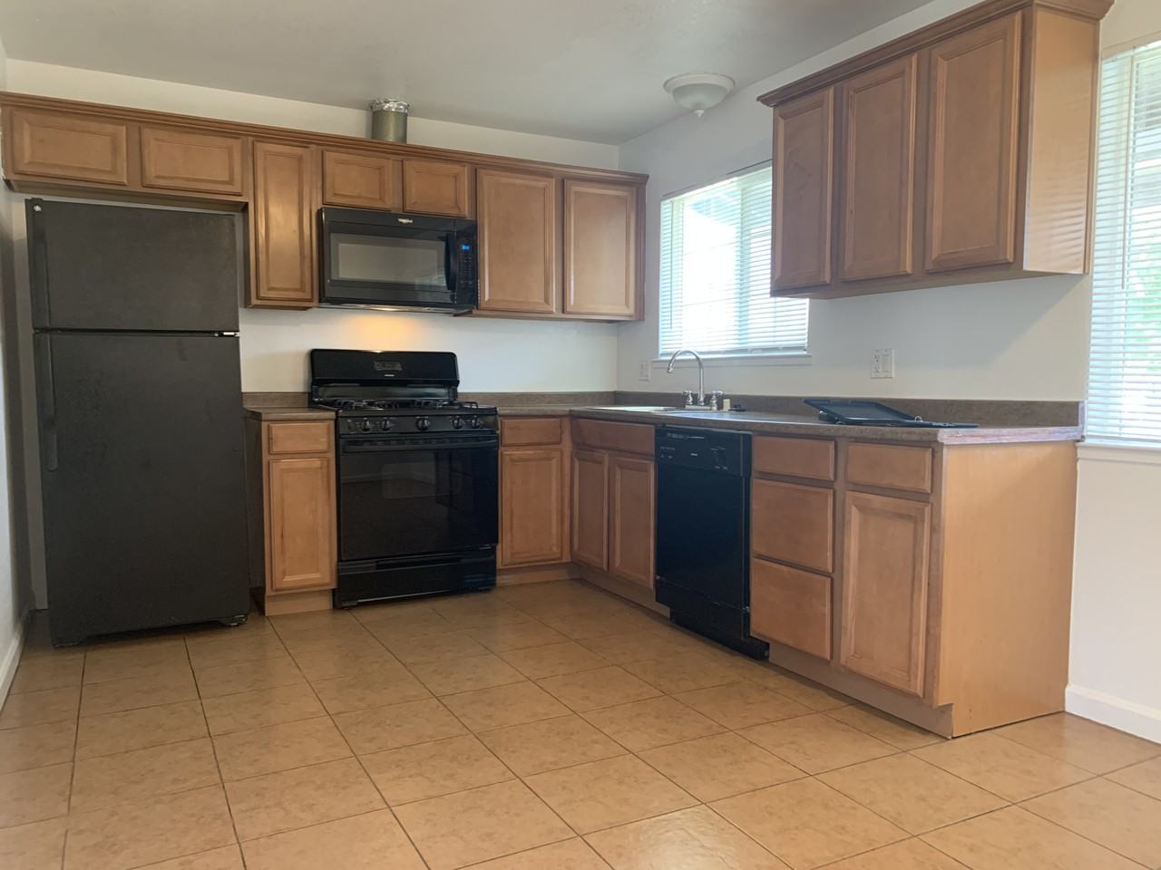 446 Marie Ave - Photo 3 of 9