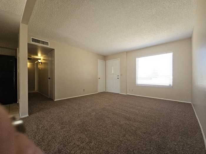 645 W Ingram St - Photo 3 of 22