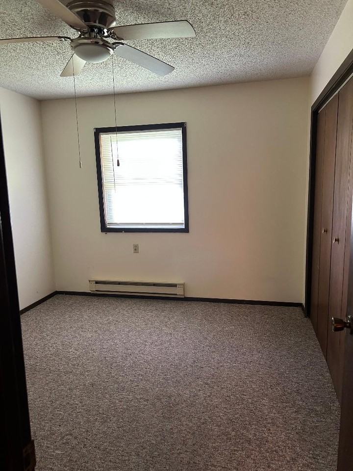 302 Fairgrounds Rd - Photo 4 of 6