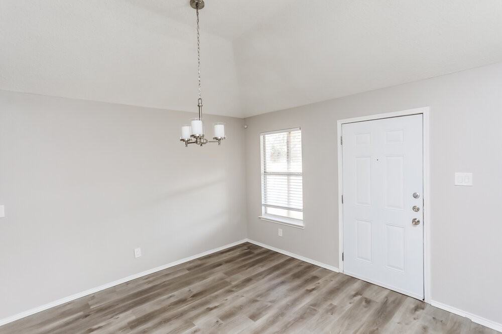 5122 Eastcreek Dr - Photo 4 of 16