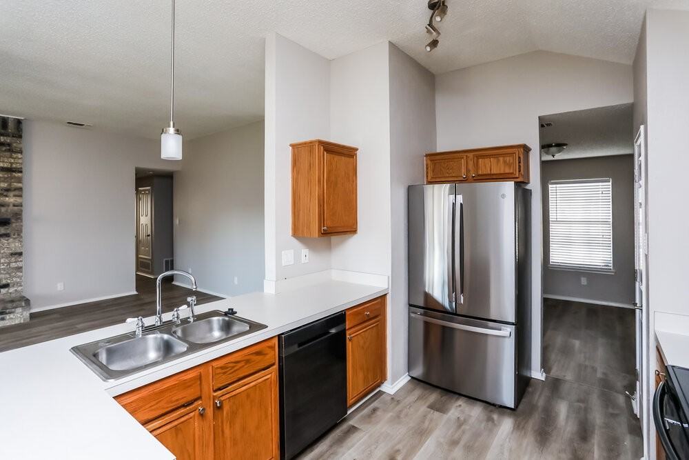 5122 Eastcreek Dr - Photo 6 of 16