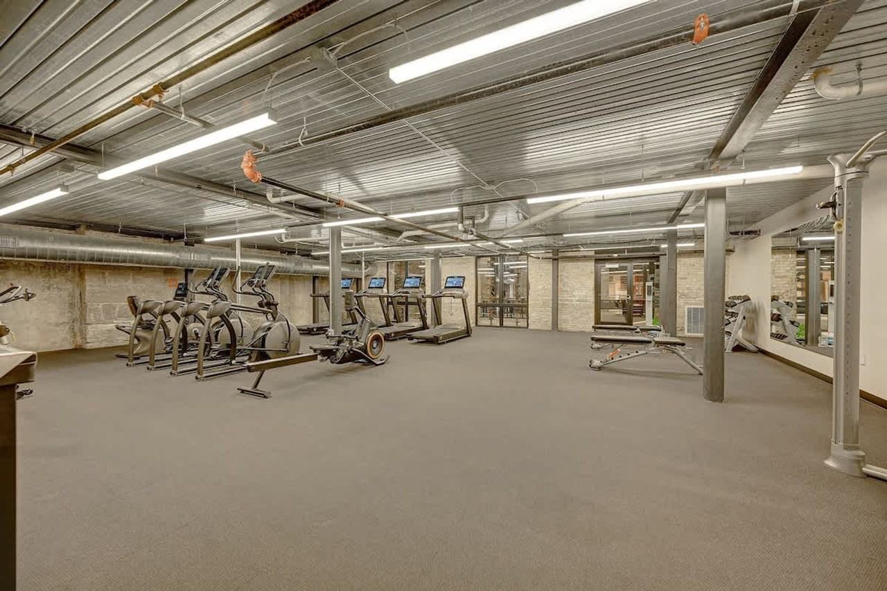 1011 W Juneau Ave #1263023P - Photo 6 of 40