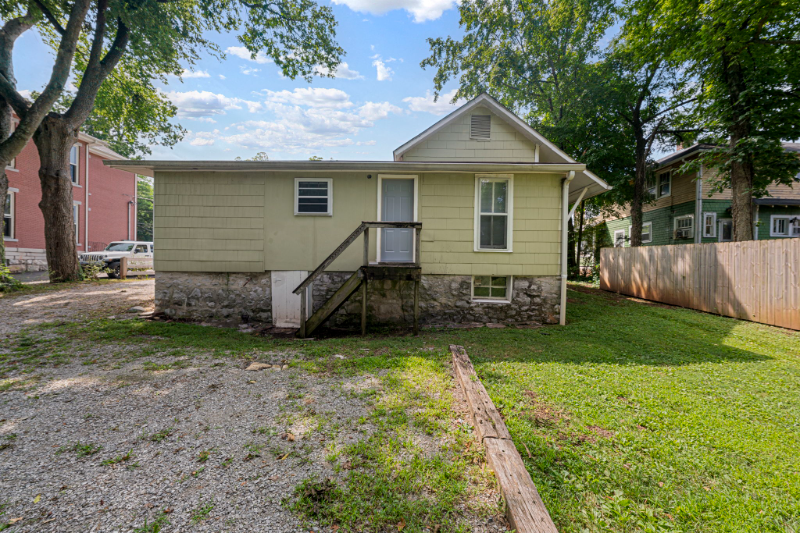 1357 Park St - Photo 4 of 27