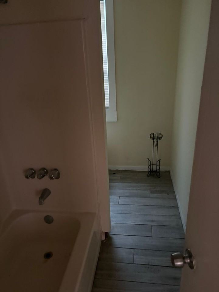 111 S Newport Ave - Photo 6 of 7