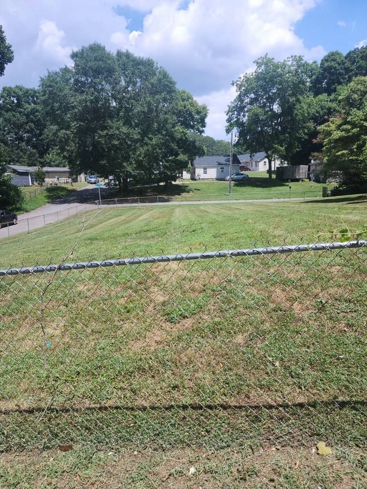 303 W Hilltop Cir - Photo 2 of 3