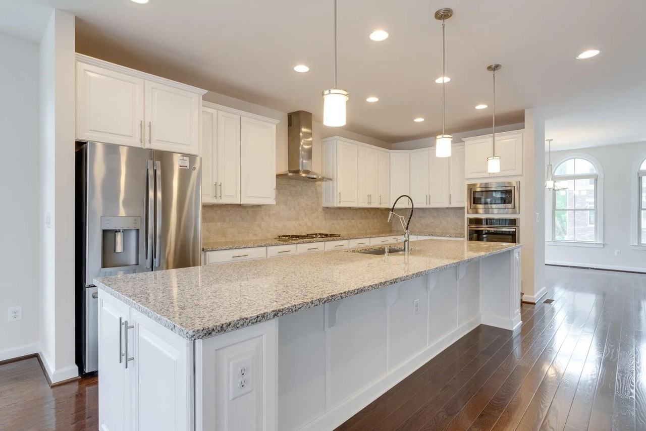 7200 Holywell Ln - Photo 2 of 20