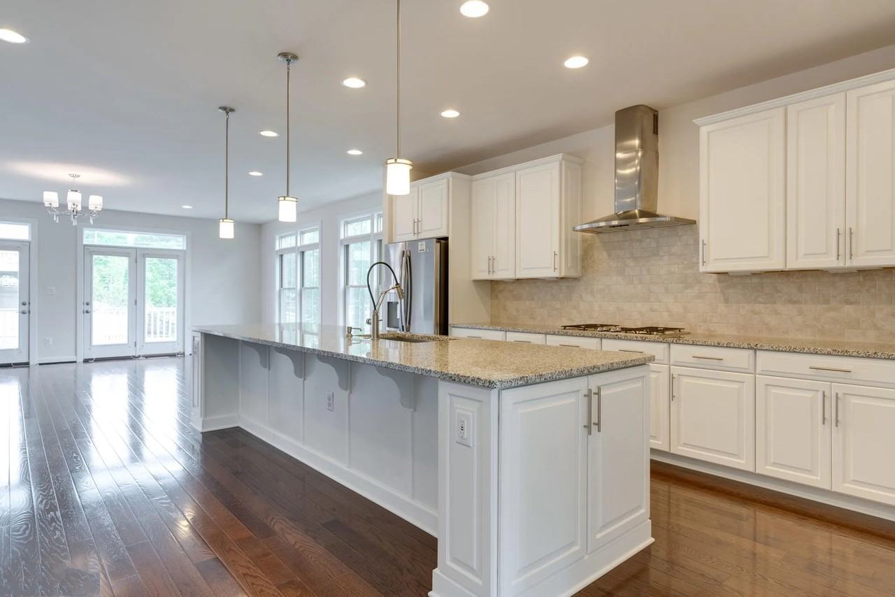 7200 Holywell Ln - Photo 3 of 20