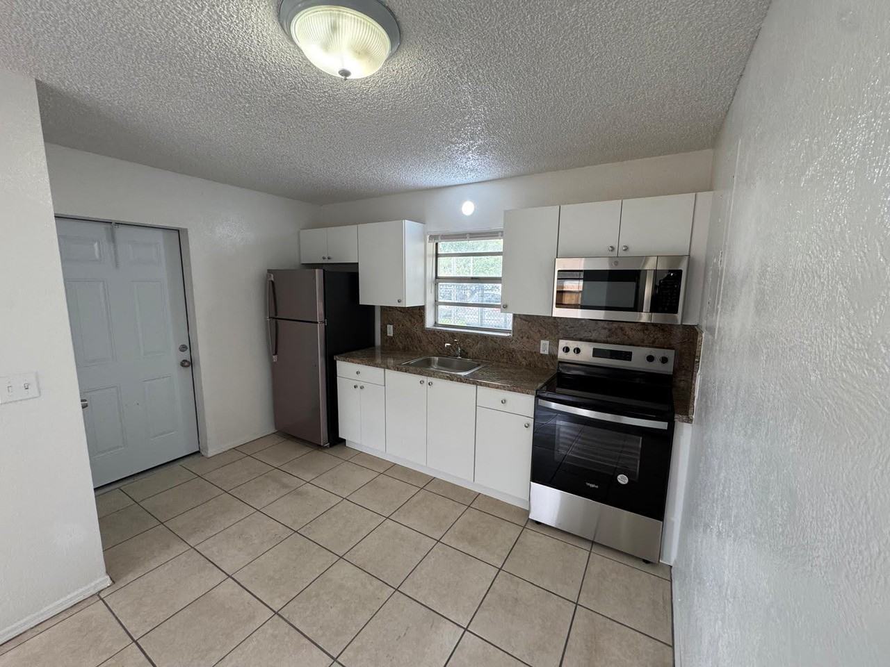 300 Nw 28th Way #NA - Photo 3 of 14