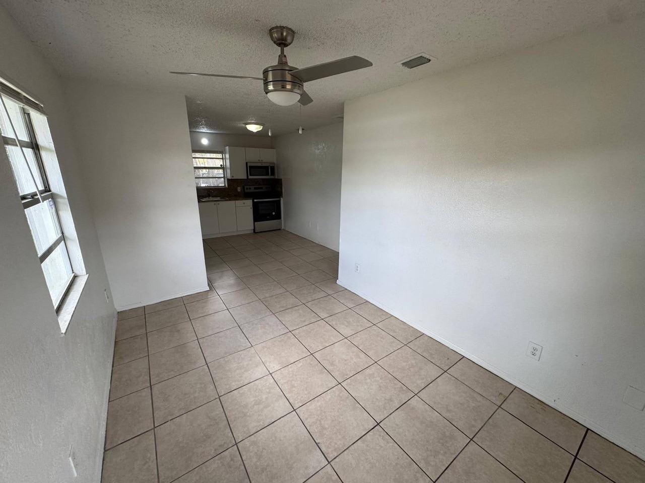 300 Nw 28th Way #NA - Photo 4 of 14