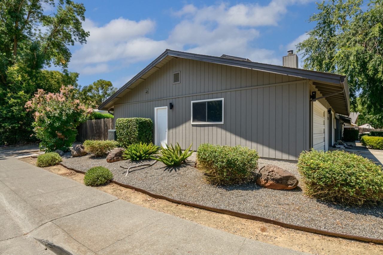 1704 Humboldt Ave #NA - Photo 2 of 36