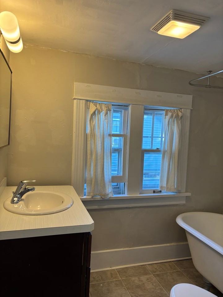 516 W Main St - Photo 6 of 14