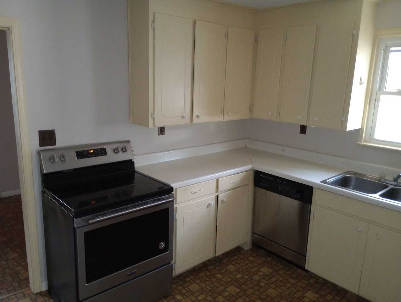 2501 11th Street East - Photo 4 of 11