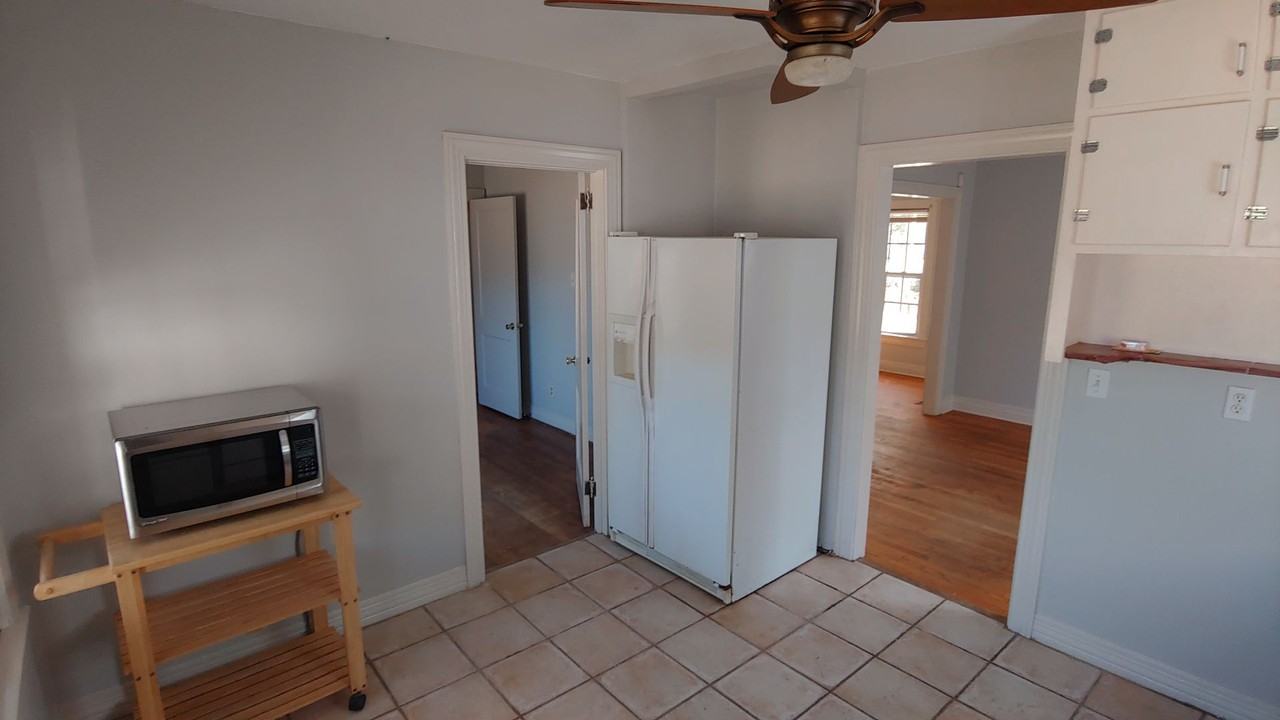 546 26th St - Photo 3 of 11