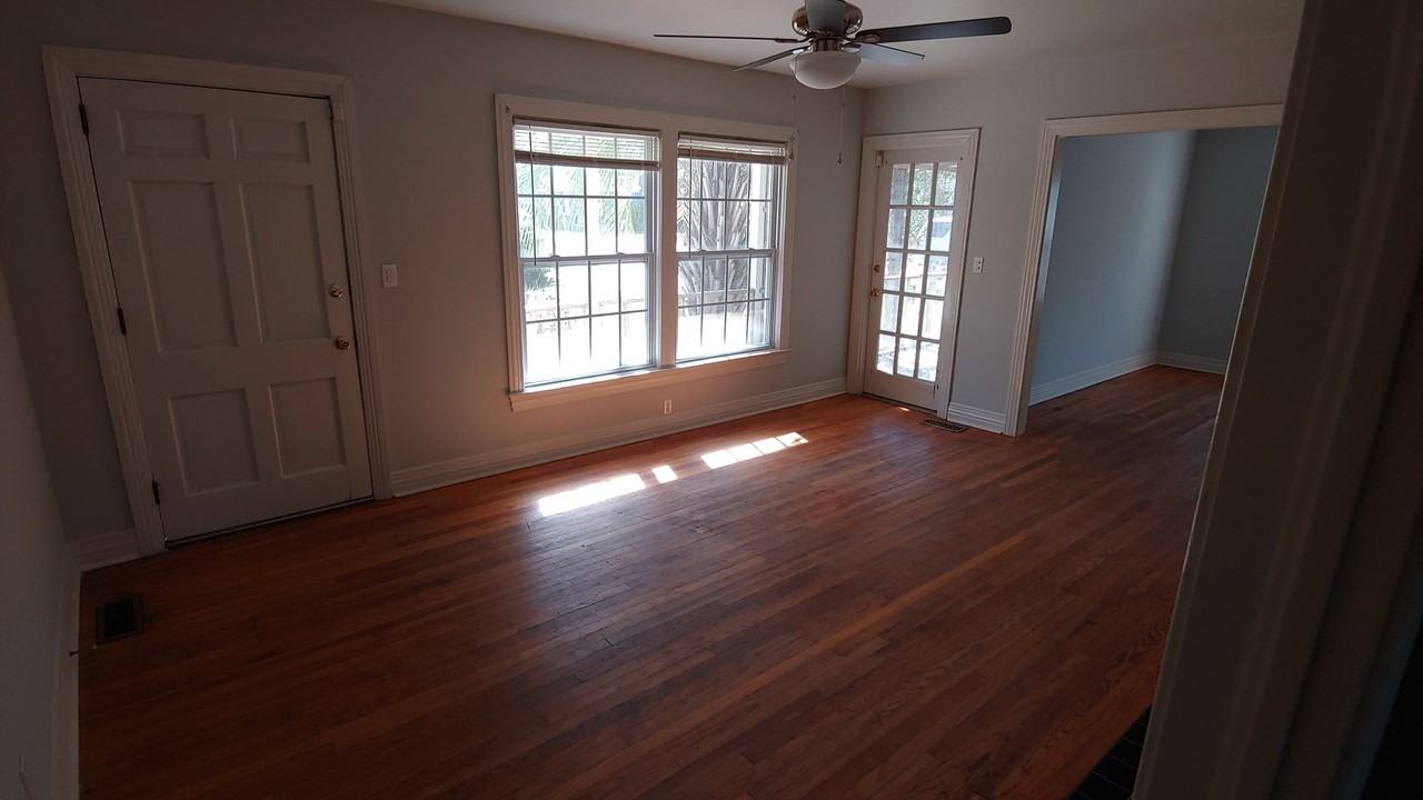 546 26th St - Photo 4 of 11