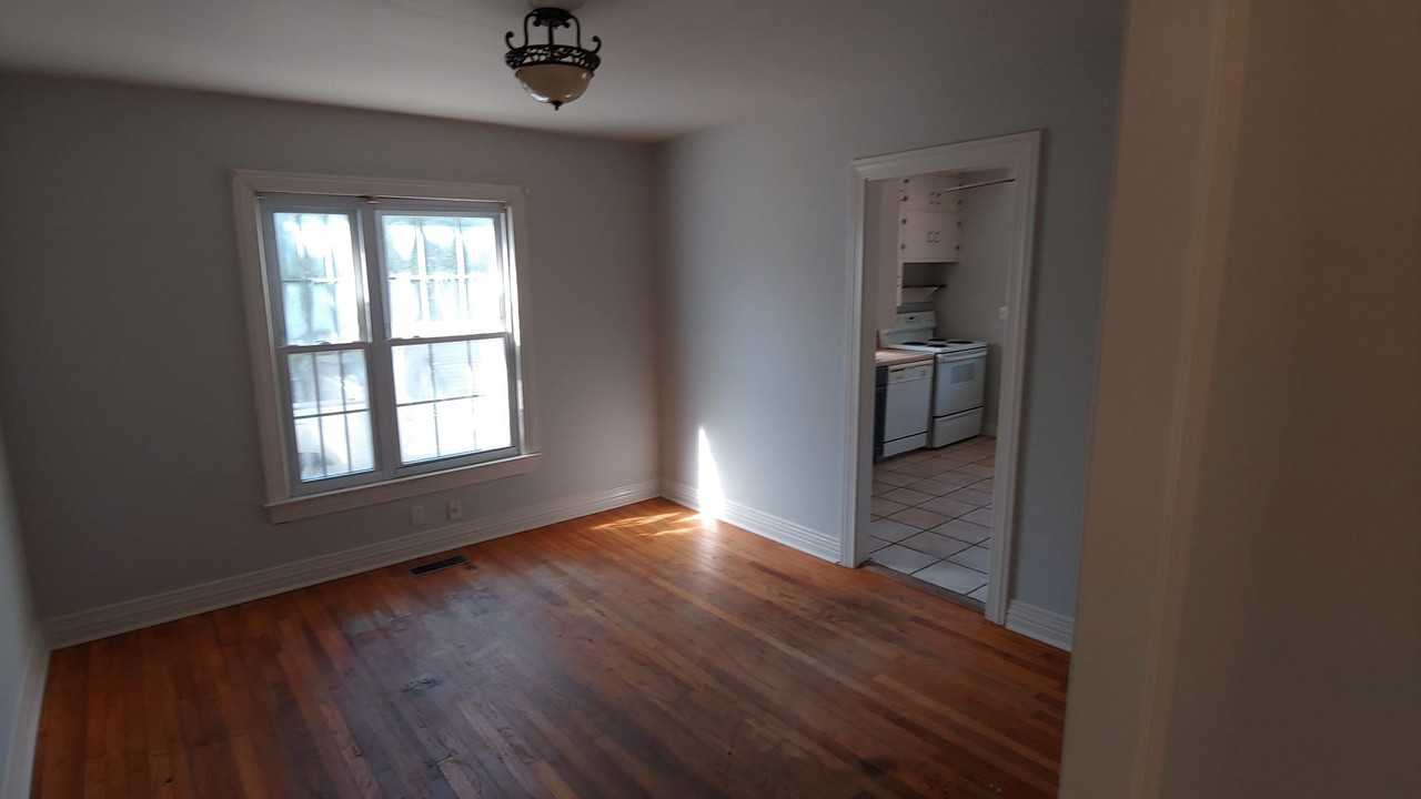 546 26th St - Photo 6 of 11