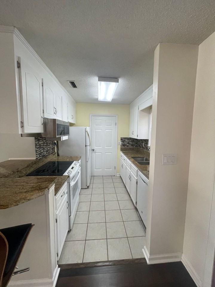 218 Riverview Dr - Photo 2 of 14