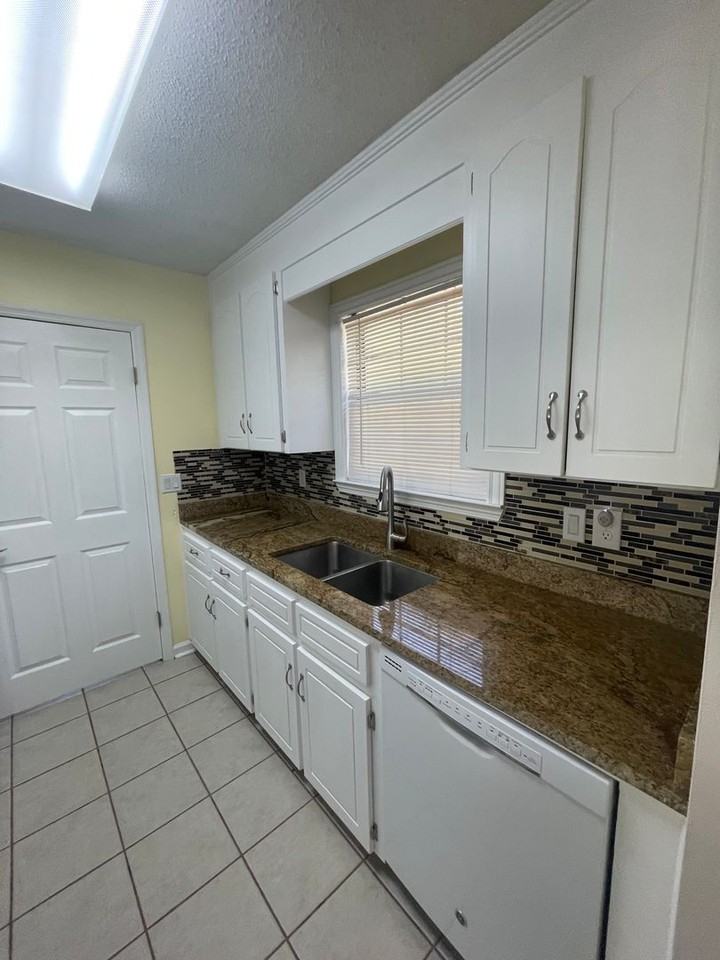 218 Riverview Dr - Photo 3 of 14