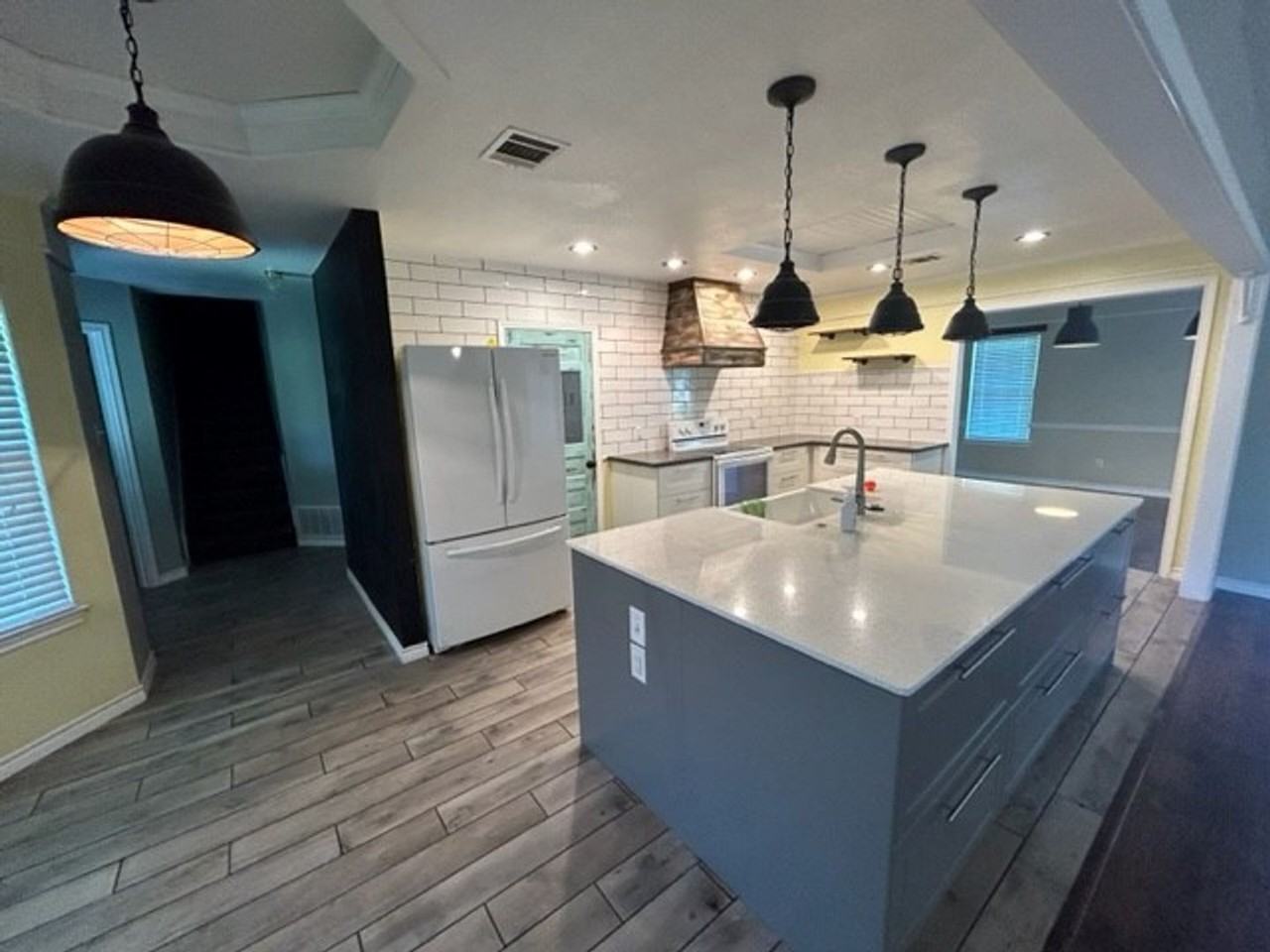 1688 W Tate St - Photo 3 of 21