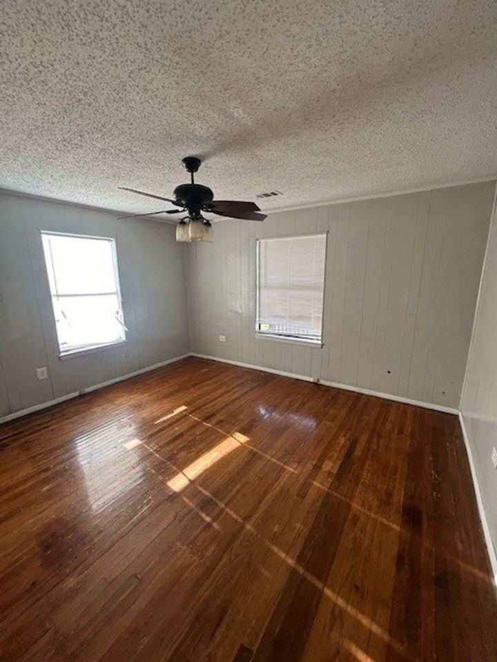 1920 Barnard St - Photo 3 of 9